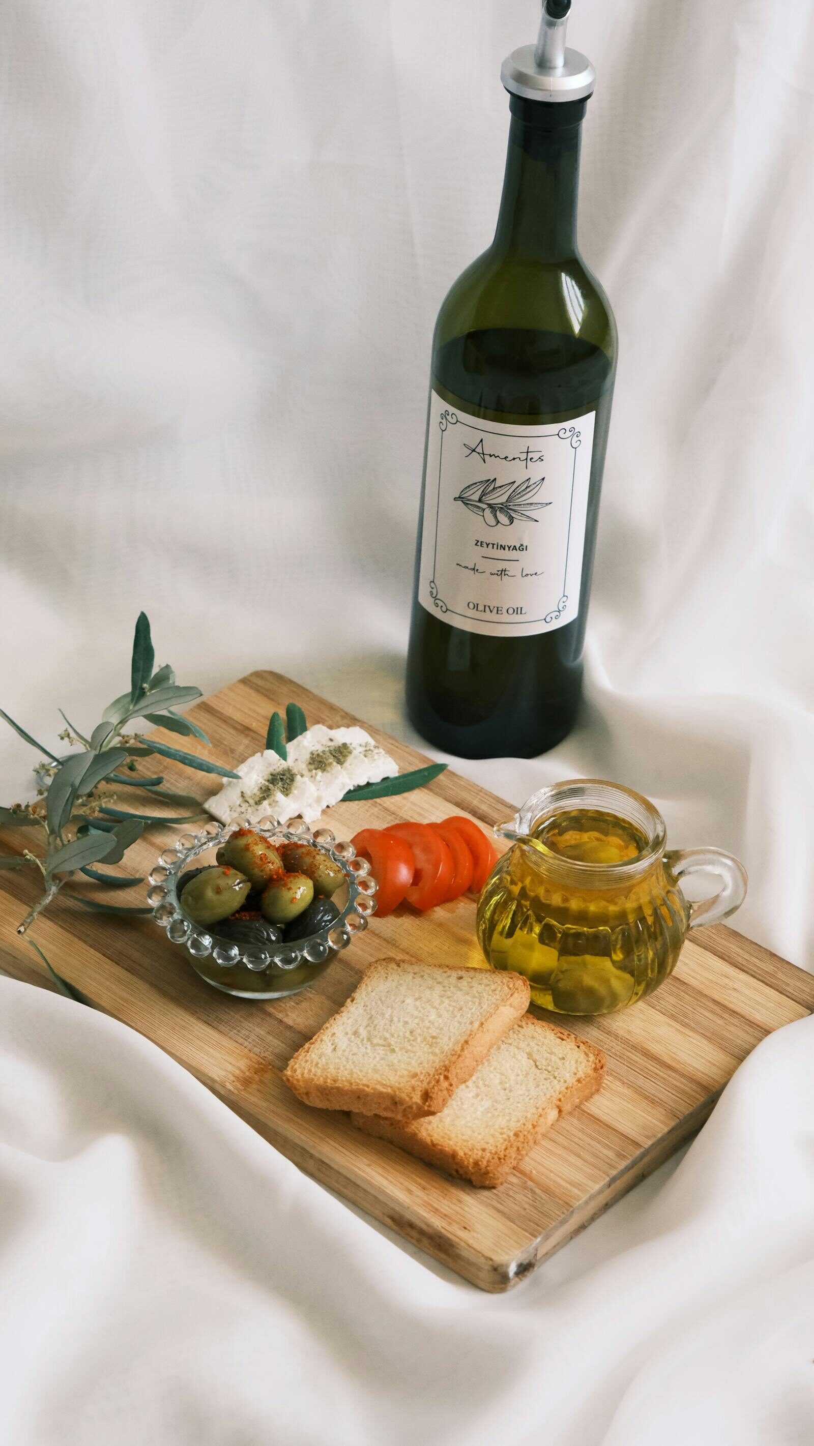 Bread basket with olive oil and olives — amuse-bouche at Les Blancs Agadir
